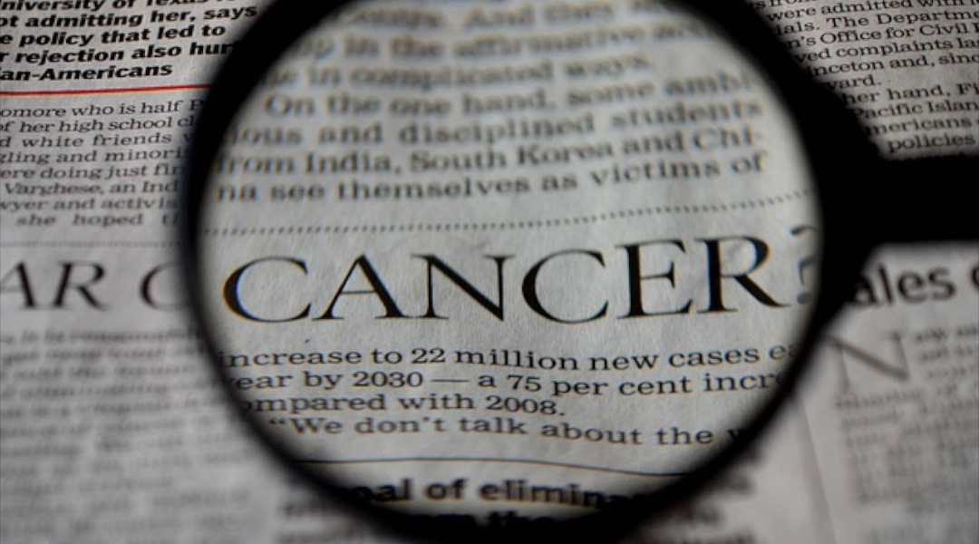 Dermatólogo revisando lunar sospechoso en control de melanoma
