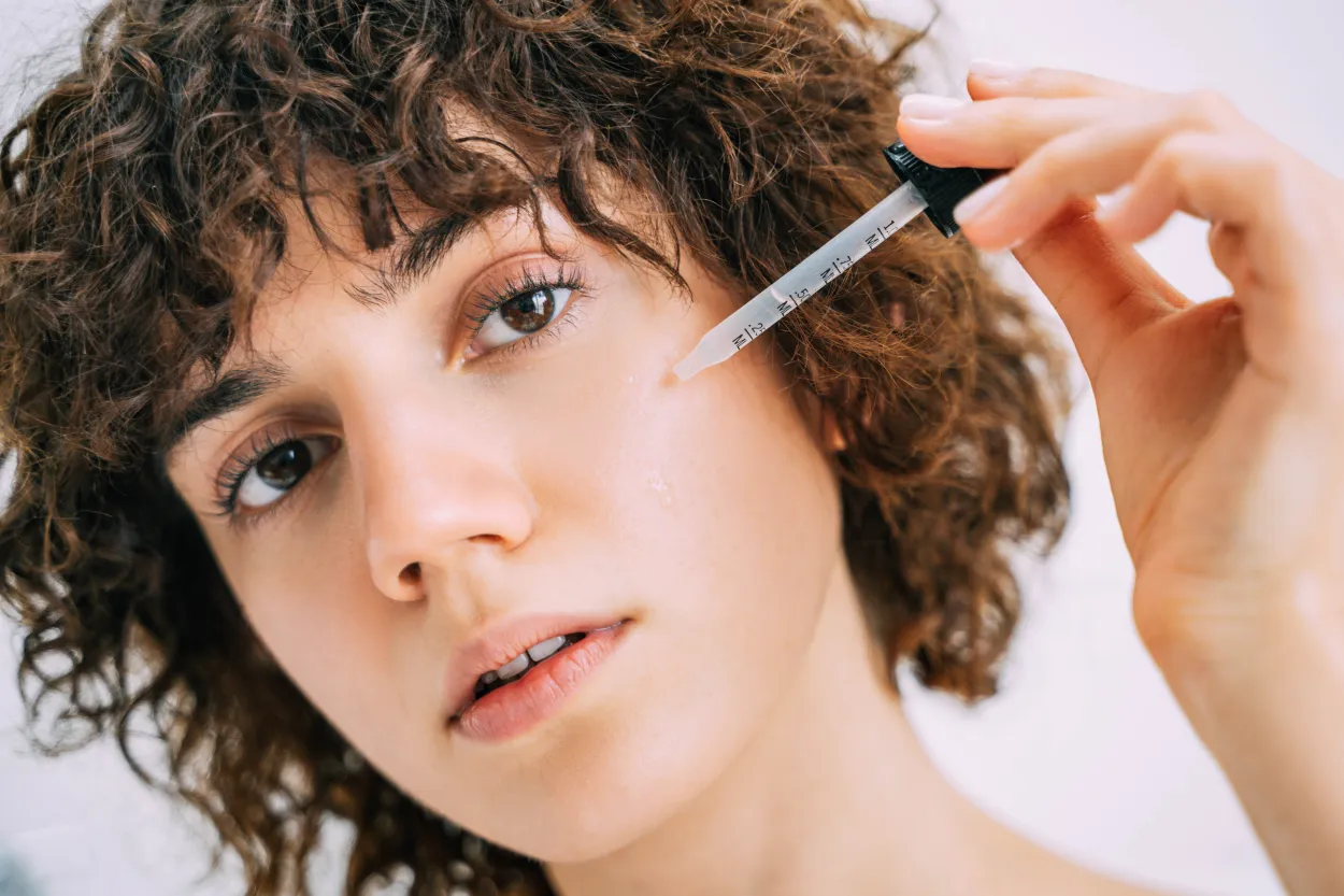 Rutina de cuidado facial para piel después del verano y en clima frío