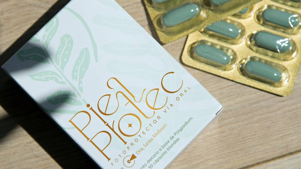 Mujer tomando cápsula de fotoprotección oral como cuidado de la piel