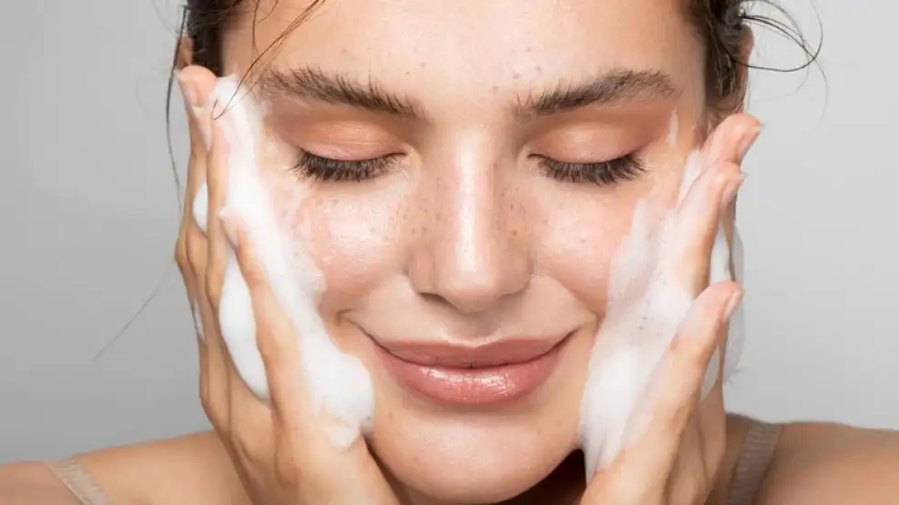 Frascos de skincare minimalista sobre fondo neutro