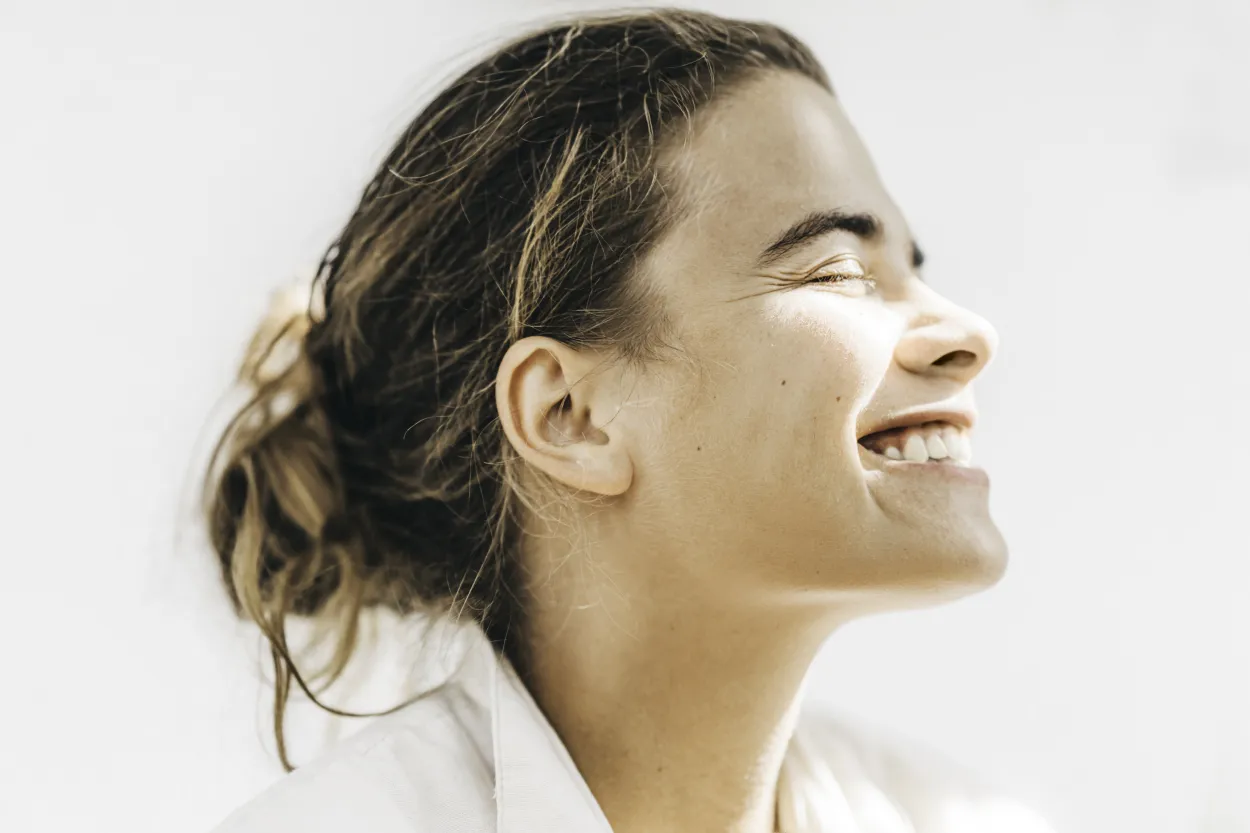 Dermatóloga dando consejos de cuidado de la piel a una paciente