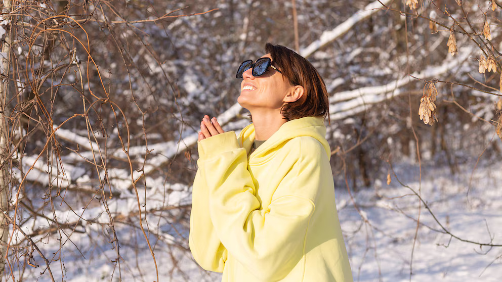 El protector solar también debe aplicarse en invierno: por qué es clave incluso en días nublados o en casa
