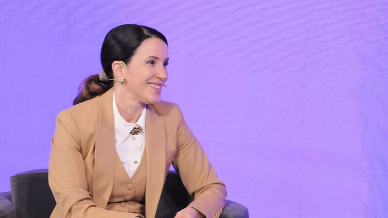 Una argentina lanza la primera pastilla que protege la piel del sol