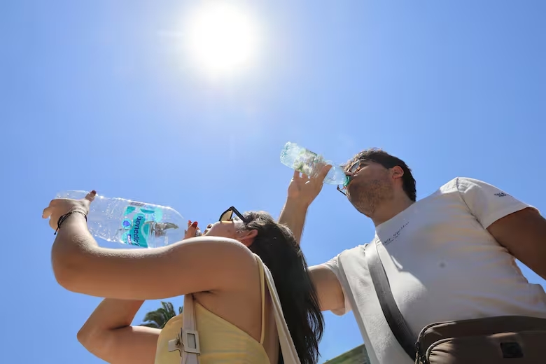 Persona protegiéndose del calor extremo en una jornada de altas temperaturas